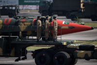 Quân nhân Pakistan đứng bên cạnh hỏa tiễn có thể mang đầu đạn hạt nhân Ghauri trong buổi diễu hành quân sự nhân ngày quốc khánh Pakistan ở Islamabad. Ảnh: Aamir Qureshi/AFP