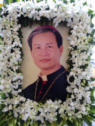 Thánh lễ cầu nguyện cho Đức Cha Giuse và nghi thức tẩm liệm và phát tang do Đức Cha Phêrô Trần Đình Tứ chủ sự.