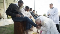 Đức Thánh Cha rửa chân cho những người tị nạn Hồi giáo: