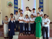 7 em Gx Đảo Phú Quý được Rước Lễ Lần Đầu