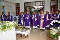 Hình ảnh các đoàn kính viếng và dâng lễ bên linh cửu Đức Cha Nicôla ngày 8 -9 tháng 5.