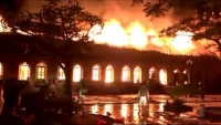 Nhà thờ 130 tuổi cháy rừng rực trong đêm