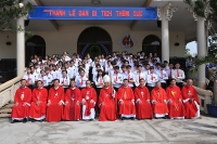 Đức Cha Tôma đến thăm Mục vụ và ban Bí tích Thêm sức tại Giáo xứ Thánh Tâm.
