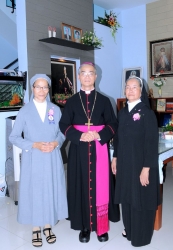 Vị Giám mục và hai người chị nữ tu