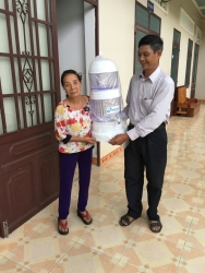 Caritas Phan Thiết trao tặng bình lọc nước