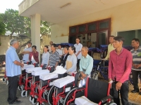 Caritas Phan Thiết trao tặng xe lăn và xe lắc cho người khuyết tật