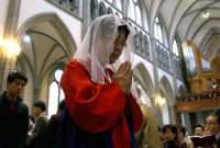 Giáo dân cầu nguyện tại nhà thờ Chính tòa Myeongdong khi Đức Gioan Phaolô II qua đời. (Ảnh: AFP/Jung Yeon-Je)