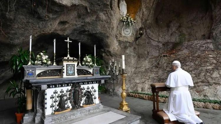 Hiệp Thông Với Đức Thánh Cha Lần Hạt Mân Côi Vào Ngày 30/5 Cầu Cho Hòa Bình

