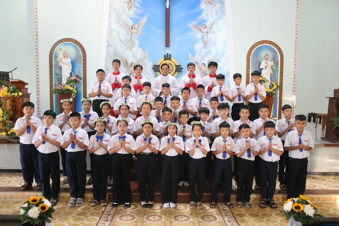 Giáo Xứ Tân Châu 37 Em Thiếu Nhi Xưng Tội Rước Lễ Lần Đầu Năm 2026
