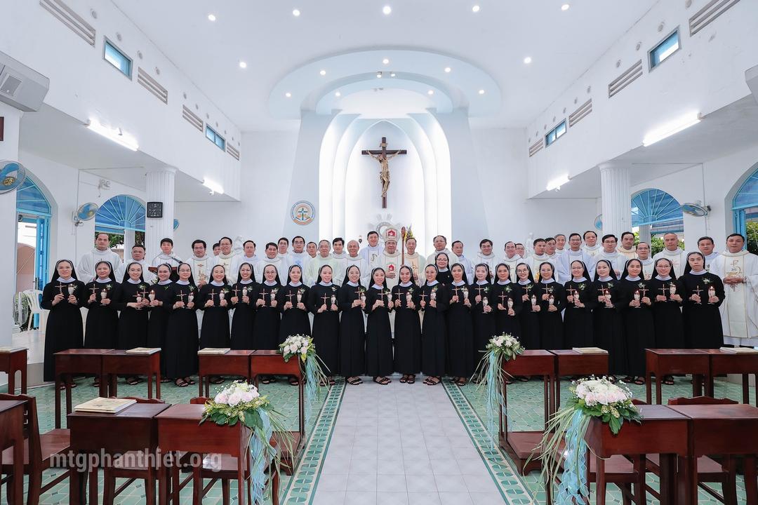 Đức cha Giuse Đỗ Mạnh Hùng chủ tế Thánh lễ Khấn Trọn Đời cho 24 nữ tu Hội dòng Mến Thánh Giá Phan Thiết