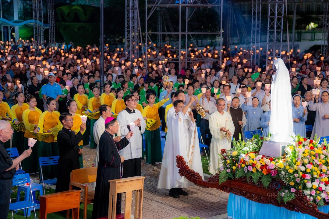 Hàng Ngàn Con Tim Cùng Thắp Sáng Niềm Tin Trong Đêm Diễn Nguyện "Hướng Nhìn Lên Mẹ"